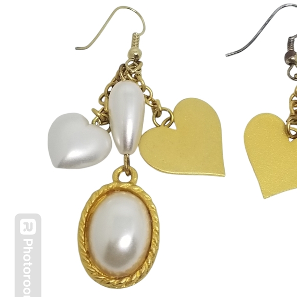 VINTAGE GOLDTONE HEARTS & FAUX PEARL CHARMS DROP STYLE HOOK EARRINGS - Picture 4 of 4